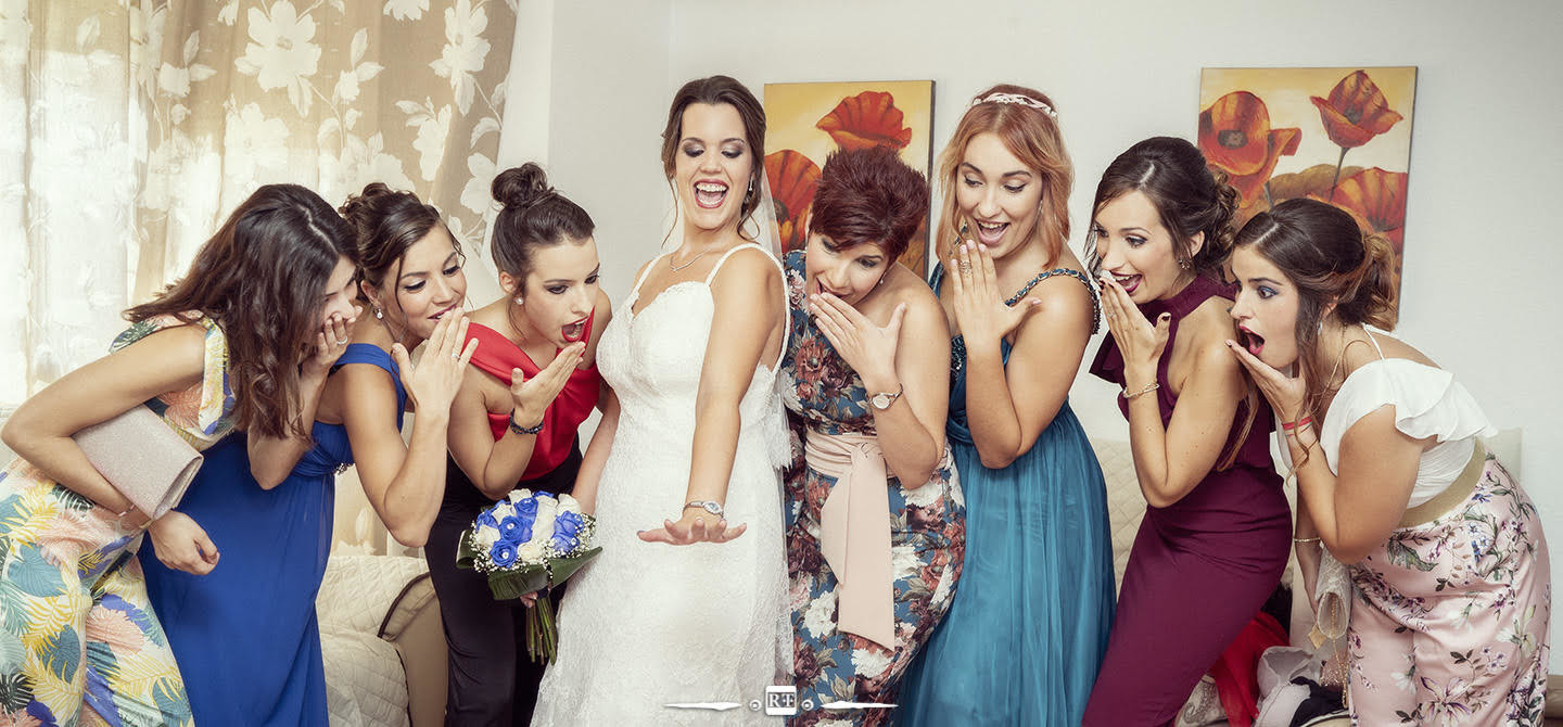 La novia con sus amigas durante los preparativos de la boda en Valencia
