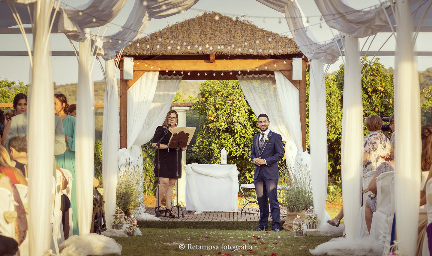 El novio esperando a la novia en su boda